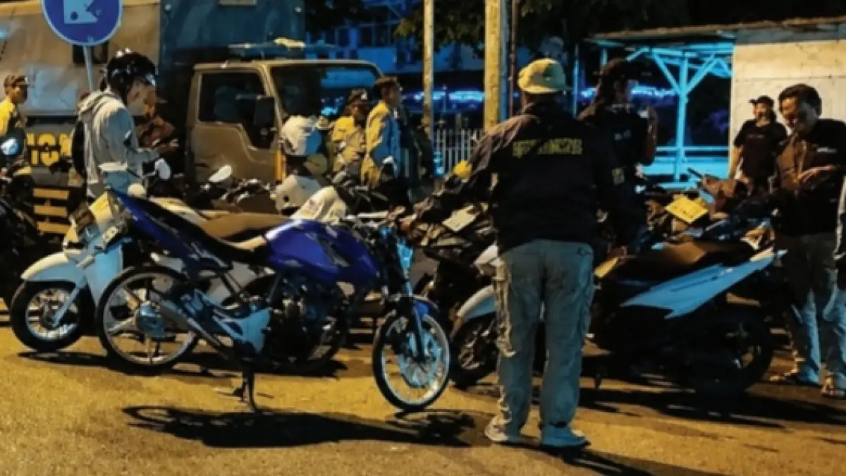RAZIA: Polres Pamekasan melakukan operasi bali di Jalan Kabupaten, Kelurahan Bugih, Pamekasan, Sabtu (8/8) dini hari. (POLRES PAMEKASAN UNTUK JPRM)