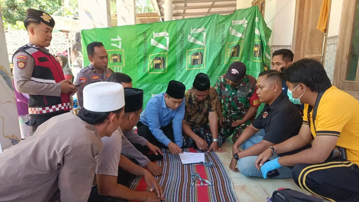 SITA PERHATIAN: Polisi melakukan penyelidikan di rumah korban di Desa Longos, Kecamatan Gapura, Sumenep pada Jumat (7/8).&nbsp;