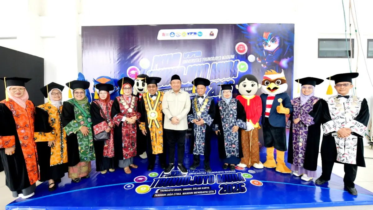 AKRAB: Rektor UTM didampingi pejabat kampus berfoto bersama Wakil Ketua Komisi X DPR RI H. Lalu Hadrian Irfani. (UTM UNTUK JPRM)