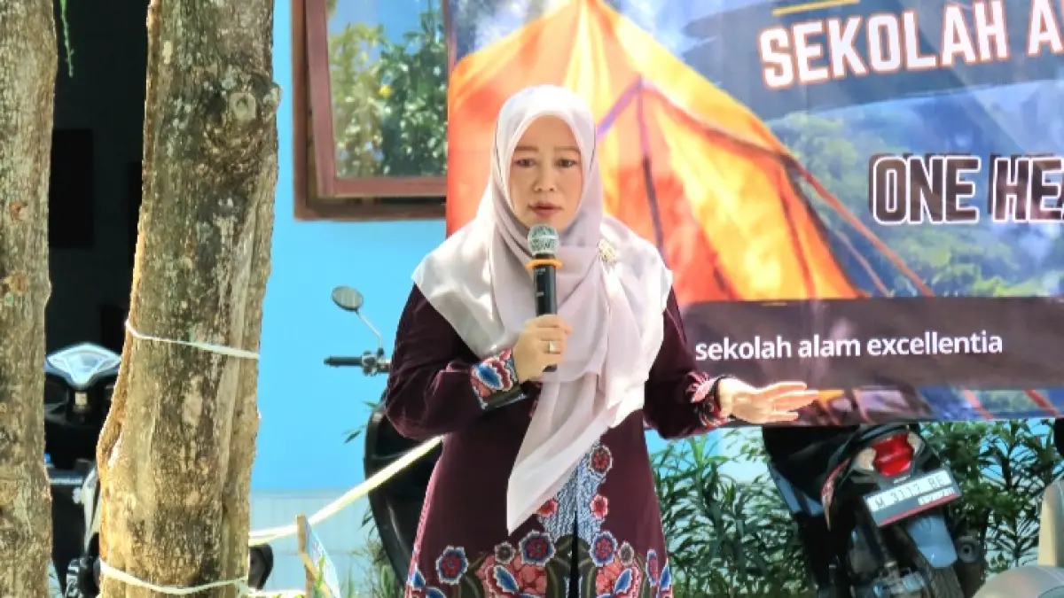 BERI PEMAHAMAN: Anggota Komisi VIII DPR RI Ansari saat mengisi kegiatan di Sekolah Alam Excellentia Pamekasan, Jumat (7/8). (ANSARI UNTUK JPRM)