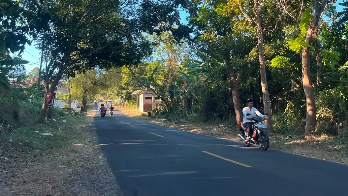 BUTUH PENERANGAN: Pengendara melintas di jalan nasional wilayah Kecamatan Manding, Minggu (9/8).