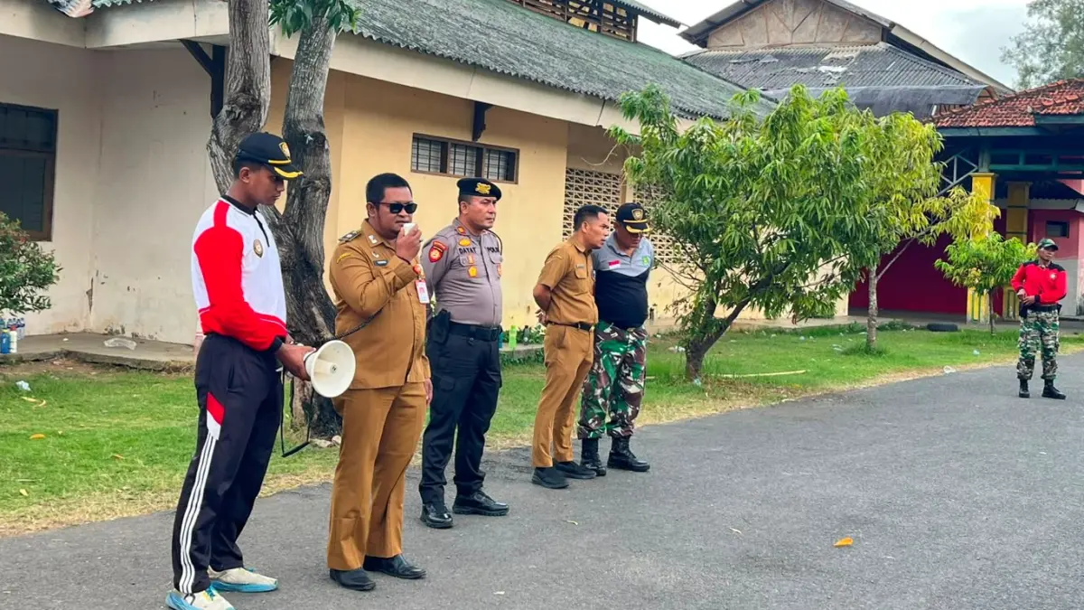 FOKUS: Plt Kepala Bakesbangpol Sumenep Yanuar Yudha Bachtiar saat memantau proses latihan Paskibraka di GOR A. Yani Sumenep.

&nbsp;