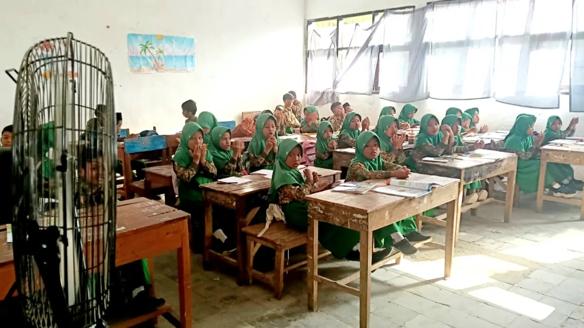 GENERASI EMAS: Siswa SDN Lerpak 2 kembali melangsungkan pembelajaran di dalam kelas, Rabu (29/7). (SDN LERPAK 2 UNTUK JPRM)