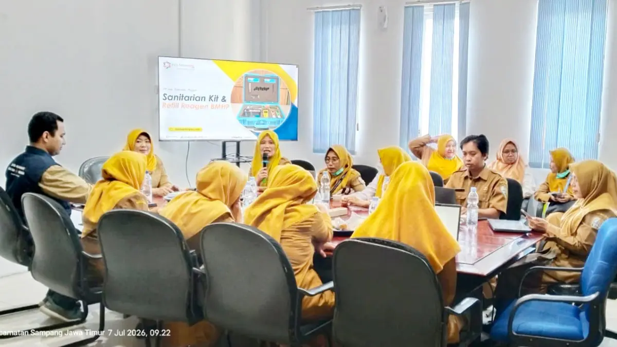 KESEHATAN: Petugas Dinkes KB saat melakukan uji coba pemasangan sanitarian kit dan refill reagen BMHP di kantor Dinkes KB Sampang beberapa waktu lalu. (DINKES KB UNTUK JPRM)