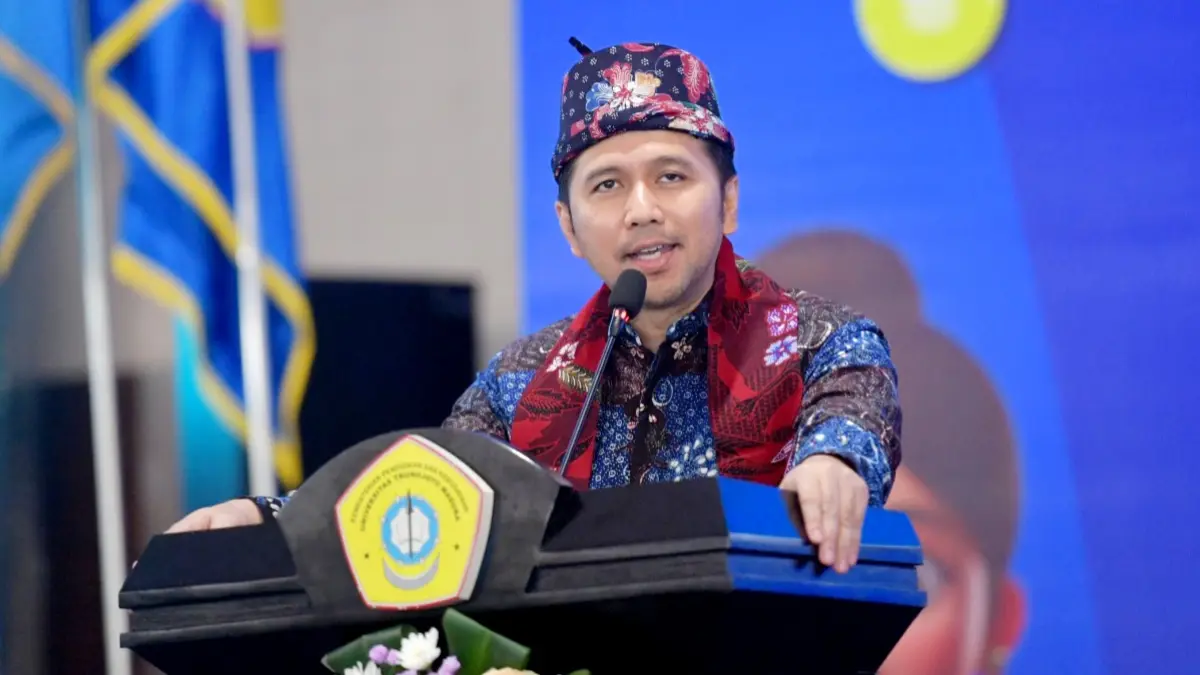 MEMOTIVASI: Wagub Jatim, Emil Elestianto Dardak, menyampaikan sambutan di hadapan ribuan mahasiswa baru UTM. (UTM UNTUK JPRM)