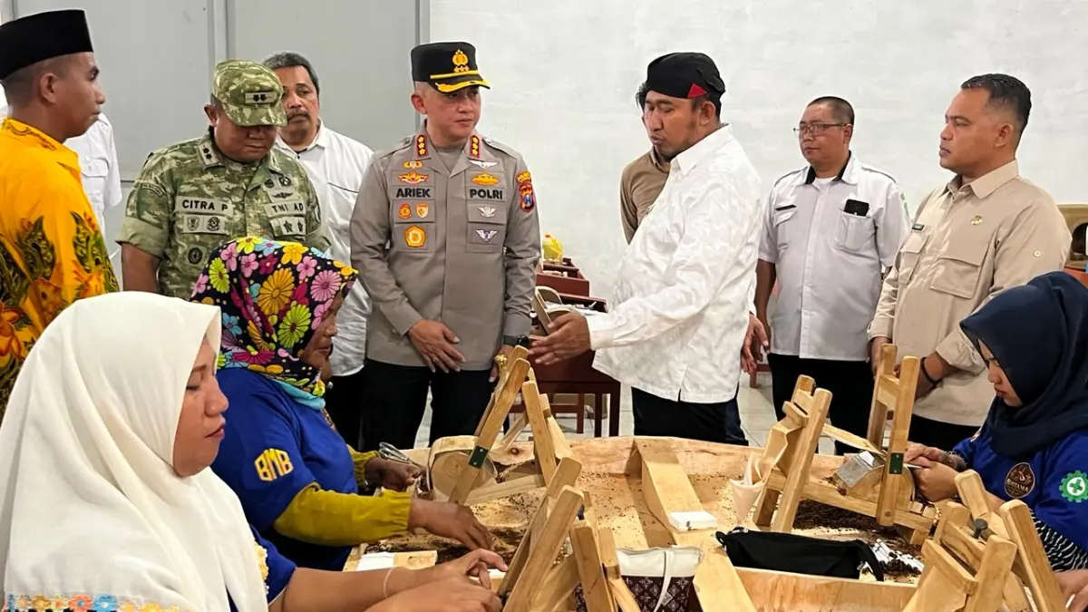 MENGAMATI: Bupati Sumenep Achmad Fauzi Wongsojudo bersama jajaran forkopimda saat melihat langsung pembuatan rokok di PR Bumitama Blamangan, Desa Lenteng Barat, Kecamatan Lenteng, Rabu (29/7)