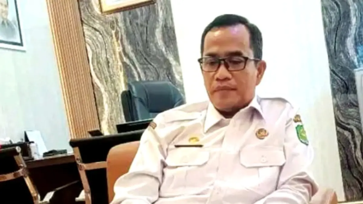 MENJELASKAN: Kepala BKPSDM Sumenep Benny Irawan saat ditemui di ruangannya. (MOH. LATIF/JPRM)