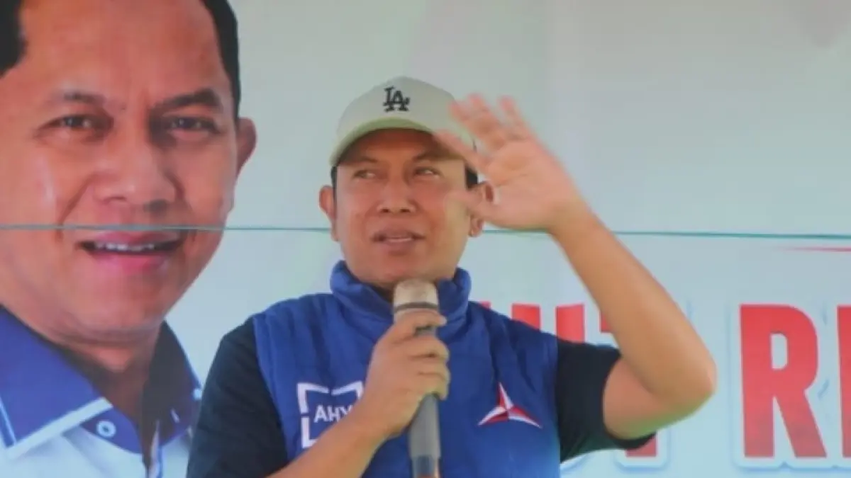PARJUGA: Ketua Fraksi Demokrat sekaligus ketua Komisi IV DPRD Sumenep Mulyadi menyampaikan sambutan pembukaan lomba rakyat semarak kemerdekaan di Lapangan Sepak Bola Desa Jenangger, Kecamatan Batang-Batang, Minggu (9/8).