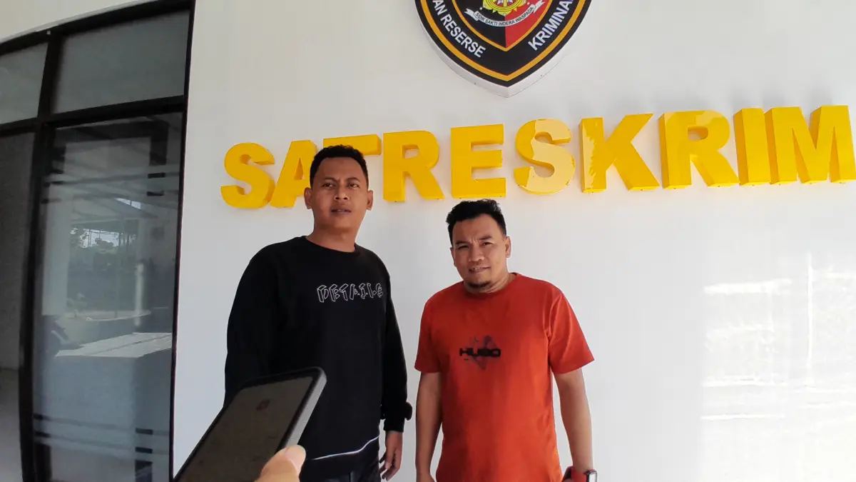 PELAPOR: Perwakilan TPF-N, Boby Ferwandi (kaus hitam) saat menyampaikan keterangan usai melakukan dumas di Mapolres Pamekasan, Jumat (8/5).
