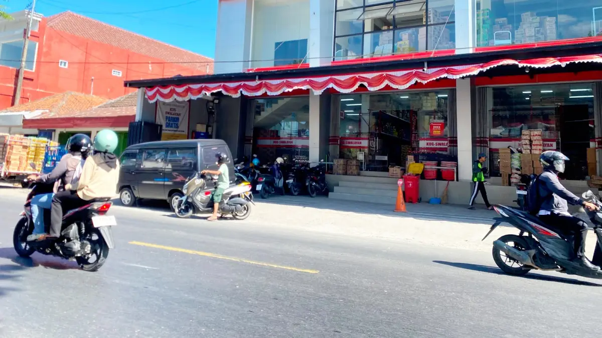 PENERTIBAN: Pengendara motor melintas di Jalan Panglima Sudirman, Kamis (6/8). (AYU LATIFAH/JPRM)