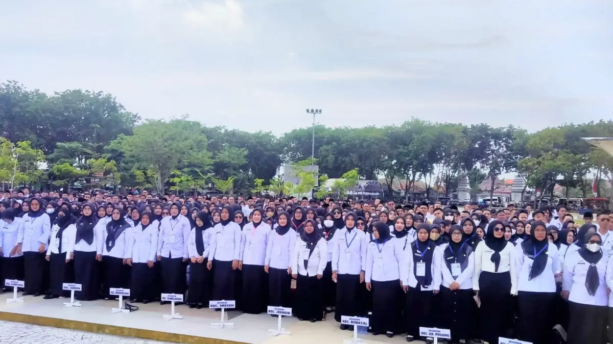 PENGABDIAN: Ribuan PPPK paro waktu saat dilantik di Alun-Alun Trunojoyo Sampang beberapa waktu lalu.