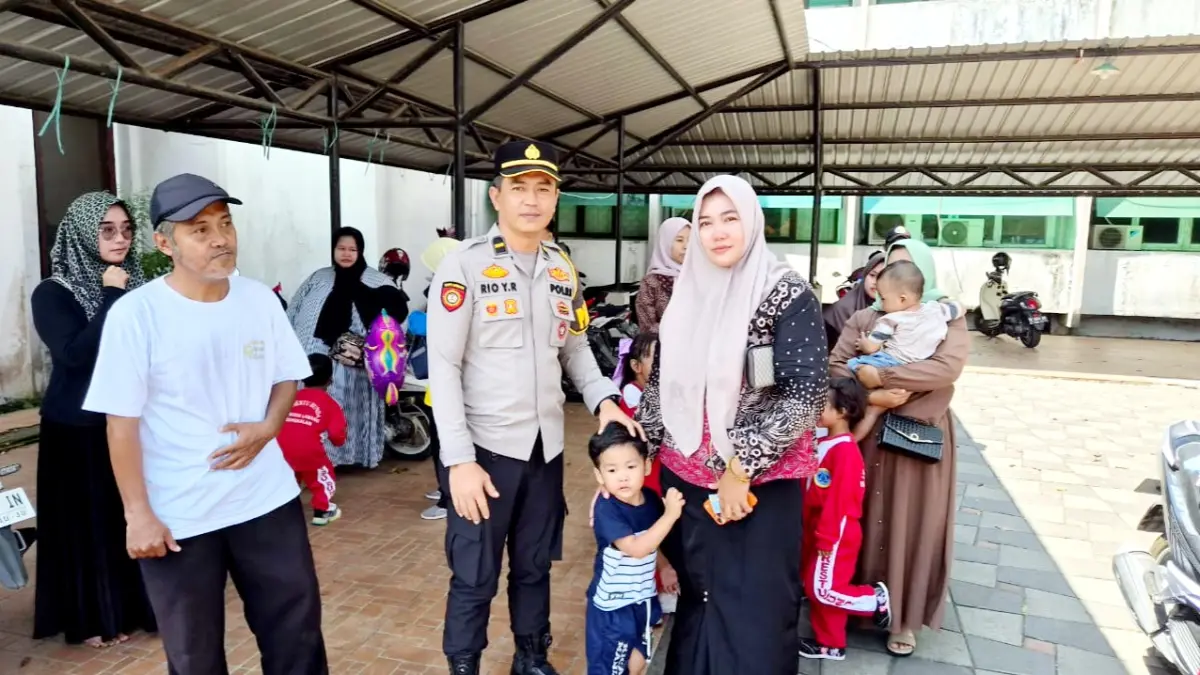 SELAMAT: Personel Satreskrim Polres Bangkalan menyerahkan anak kepada sang ibu, Siti Fatima, di halaman kantor Pemkab Bangkalan, Sabtu (8/8). (HUMAS POLRES BANGKALAN UNTUK JPRM)