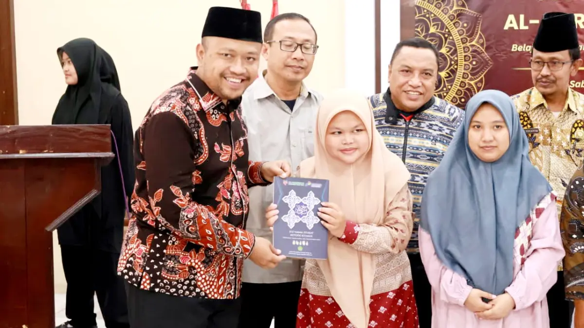 TEGAS: Wabup Sampang Ahmad Mahfudz menyerahkan Al-Qur