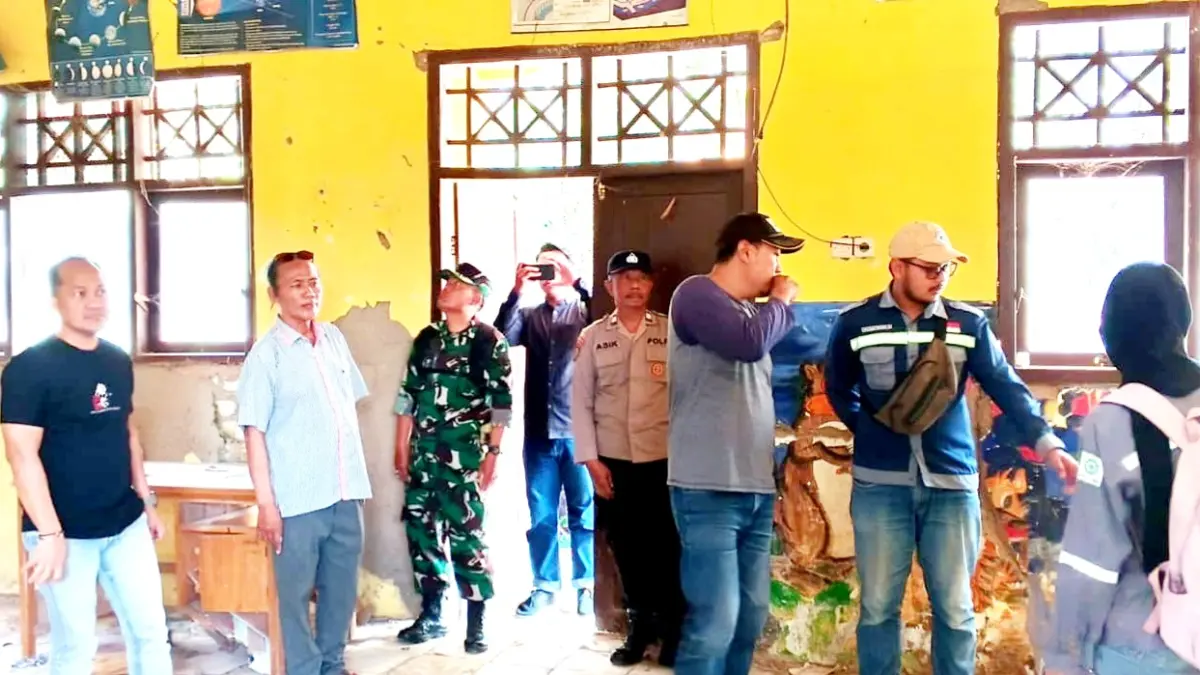 TINJAU LOKASI: Tim Polinema bersama dispendik dan jajaran forkopimcam meninjau bangunan sekolah yang roboh di SDN Konang 4, Kecamatan Konang, Bangkalan, Minggu (9/8). (SDN KONANG 4 UNTUK JPRM)