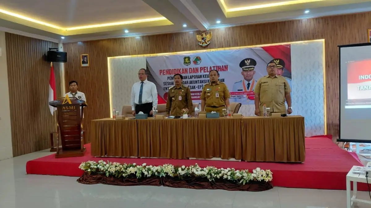 CINTA TANAH AIR: Kepala DKUPP Sumenep Moh. Ramli (tengah) bersama narasumber Abd. Ghoni dari LDP Jaya Edukasi, dan Staf Ahli Bupati Bidang Ekonomi, Pembangunan, dan Keuangan Joko Satrio menyanyikan lagu Indonesia Raya dalam pembukaan diklat Penyusunan Laporan Keuangan Koperasi sesuai SAK-EP di Hotel Asmi, Senin (11/8).