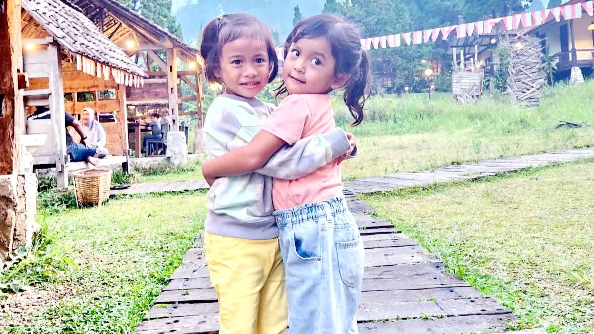 BERBAKAT: Alzena Reyhana Rabbani (kiri) dan Eijaz Dinesha Taly Tsabitah berfoto bersama dalam suatu momen. (CHAIRUL ANWAR UNTUK JPRM)
