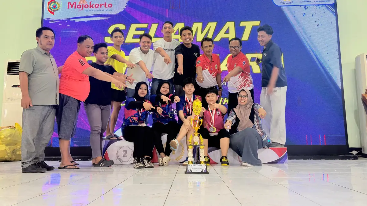 BERBAKAT: Sejumlah atlet PTMSI Pamekasan berfoto bersama dengan tim usai meraih medali saat mengikuti Kejurprov Tenis Meja di Mojokerto, Minggu (9/8)
