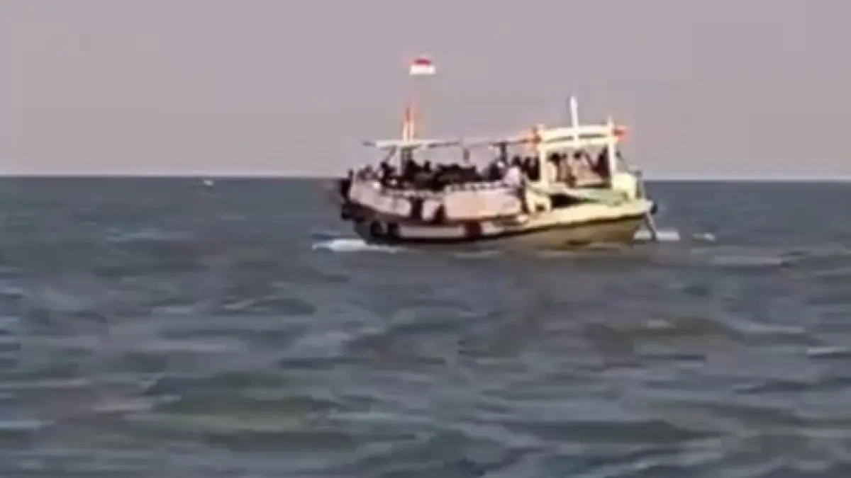 BERHARAP SELAMAT: Penumpang saat berada di atas kapal menuju Pulau Mandangin, Senin (10/8).