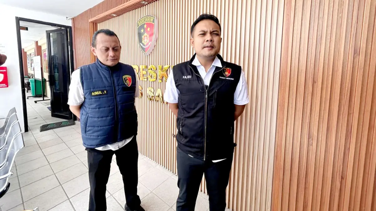 BERI KETERANGAN: Ps Kasatreskrim Polres Sampang Iptu Nur Fajri Alim saat melakukan doorstop di depan ruang kerjanya, Senin (30/3). (UBAIDILLAHIR RA’IE/JPRM)