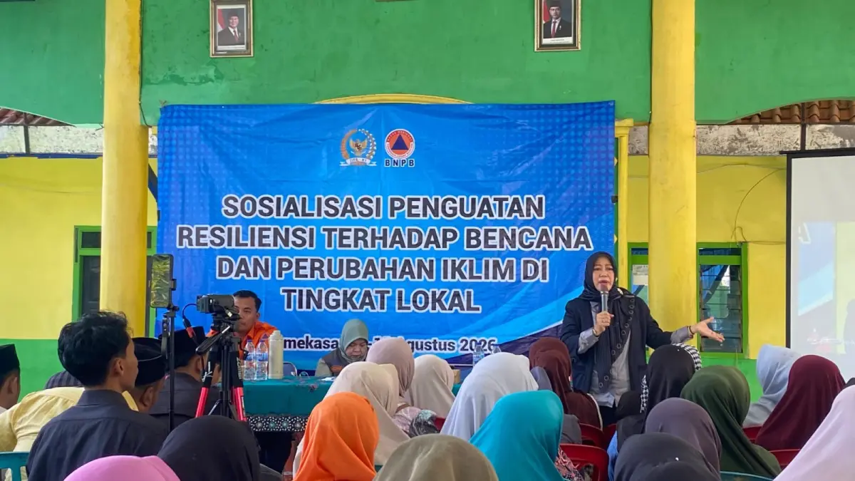 BERI PENJELASAN: Anggota Komisi VIII DPR RI Ansari memberikan keterangan di Kelurahan Kowel, Senin (10/8).