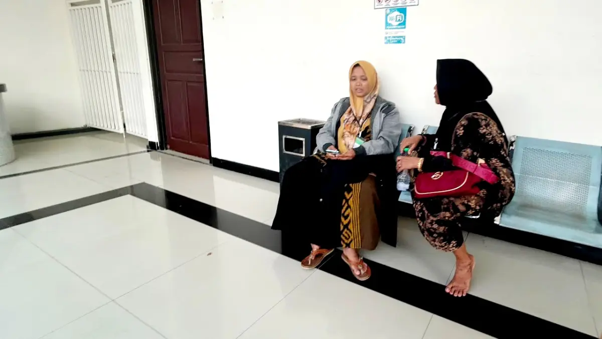 BERSIAP: Saksi saat menunggu di luar ruang sidang Pengadilan Negeri (PN) Bangkalan, Senin (10/8). (VIVIN AGUSTIN HARTONO/JPRM)
