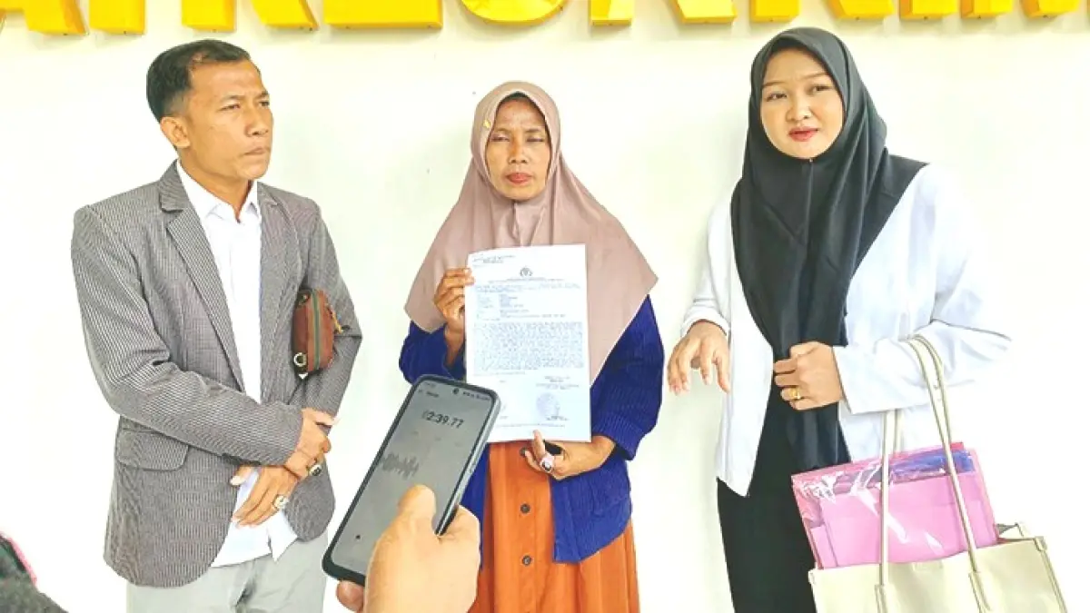 CARI KEADILAN: Pelapor Hanah (tengah) didampingi dua penasihat hukumnya, Angelia Dwi Oktavia dan Akh. Slamet, di Mapolres Pamekasan Senin (10/8). (MOH. IQBAL AFGANI/JPRM)