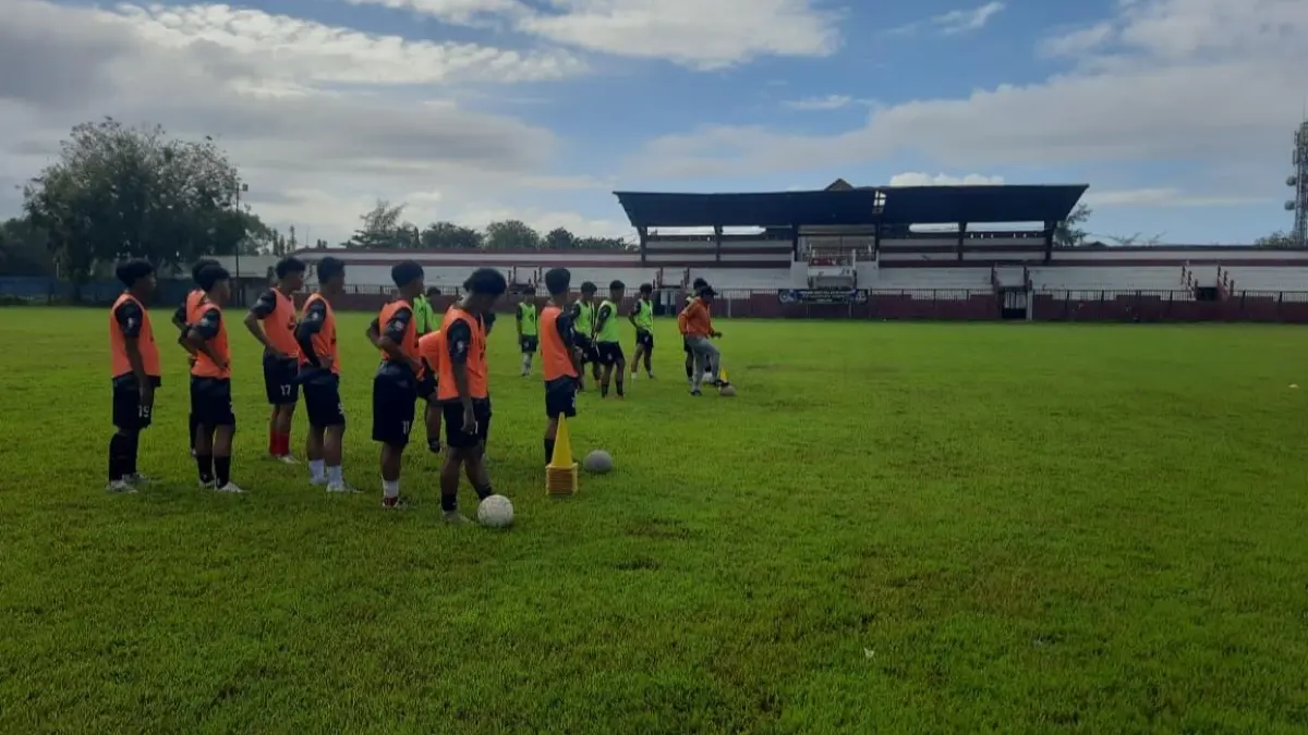 FOKUS: Skuad Perssu MC U-17 menjalani latihan di Stadion A. Yani Sumenep, Minggu (19/7).