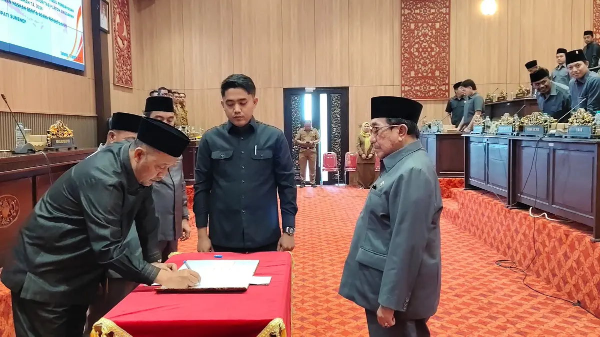 KOMPAK: Ketua DPRD Sumenep Zainal Arifin bersama Wabup Imam Hasyim saat menandatangani naskah persetujuan bersama di Ruang Paripurna kantor dewan setempat, Senin (10/8).