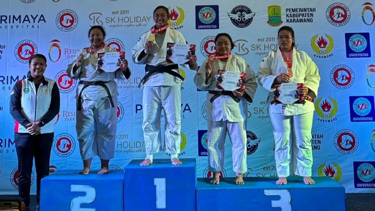 MEMBANGGAKAN: Atlet judo Bangkalan, Alsha Luri Meidina Putri El Fajr (dua dari kanan) saat naik podium, Senin (10/8).