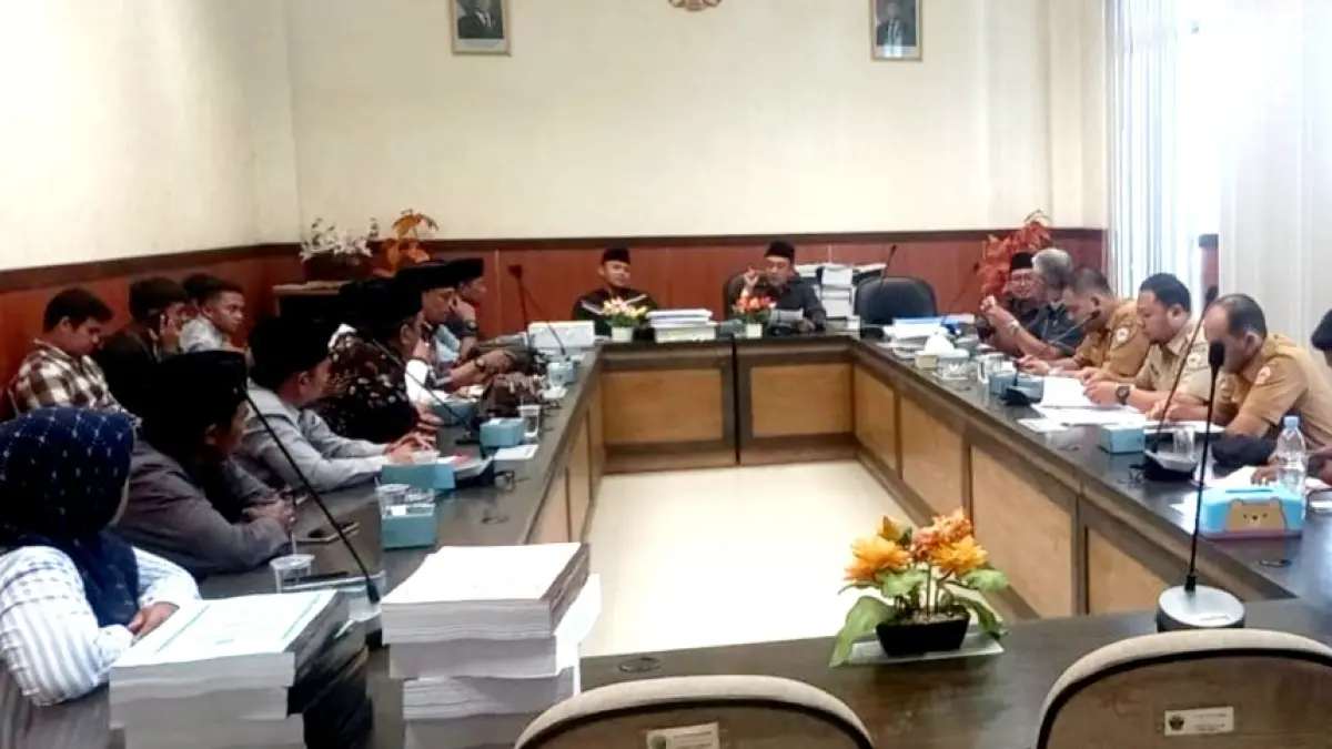 MINTA KEJELASAN: Badan Permusyawaratan Desa (BPD) Pesanggrahan saat rapat dengan DPMD dan DPRD Bangkalan, Senin (22/6). (FATHOR ROSI UNTUK JPRM)