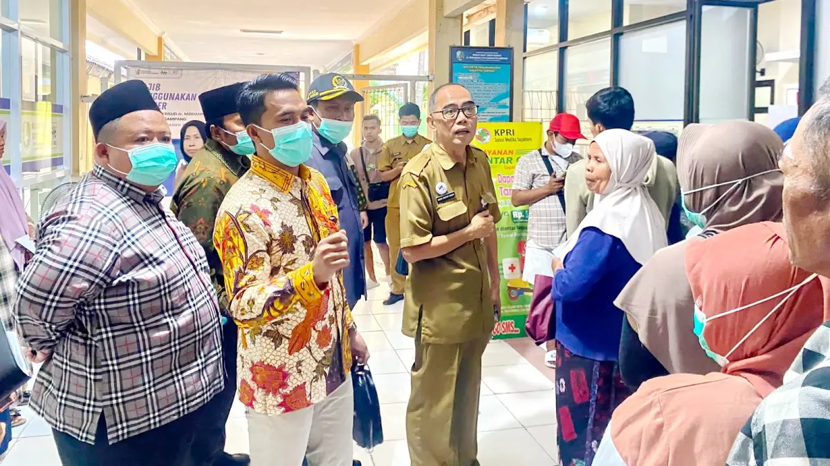 PENGAWASAN: Anggota Komisi IV DPRD Sampang melakukan sidak di RSMZ Senin (10/8). (AYU LATIFAH/JPRM)
