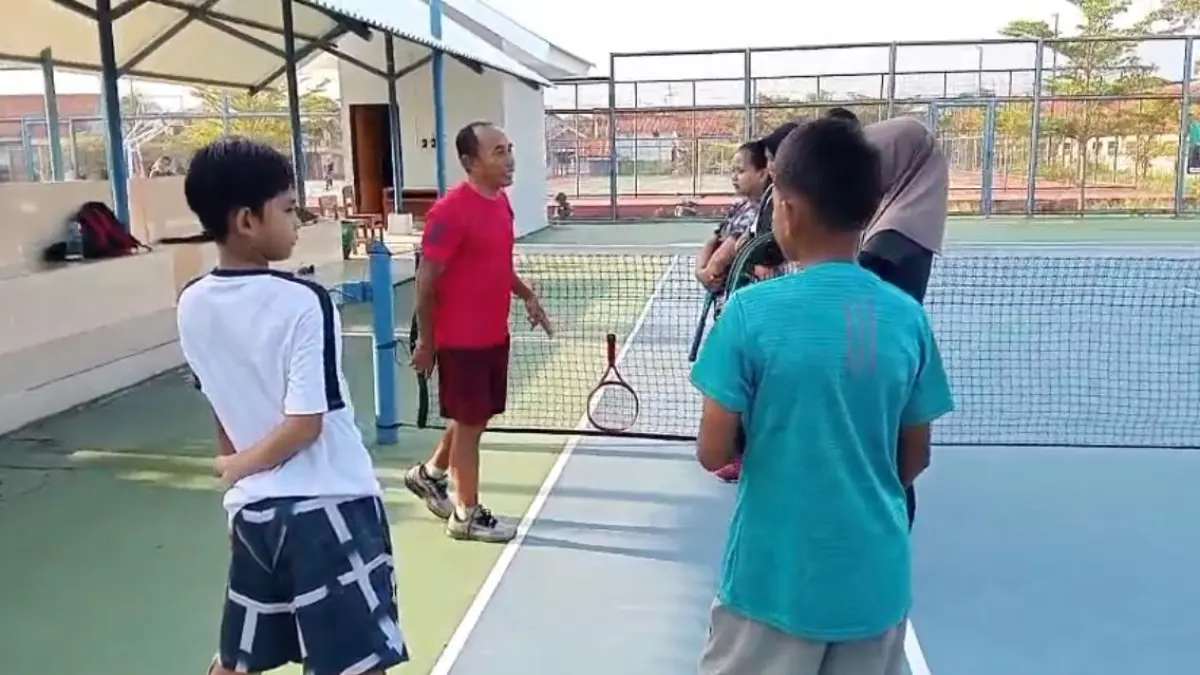 PENUH SEMANGAT: Atlet Pelti Sampang mengikuti latihan bersama di lapangan tenis Sampang&nbsp;Sport Center (SSC) Sampang, Kamis (9/7).