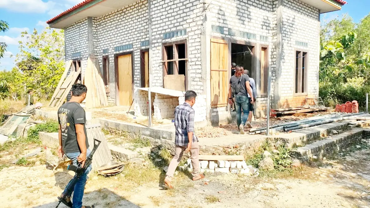 PENYEKAPAN: Anggota Satreskrim Polres Sampang melakukan penyelamatan korban yang dilakukan penyekapan di Desa Ketapang Daya, Kecamatan Ketapang, Sampang, Sabtu (8/8). (HUMAS POLRES UNTUK JPRM)