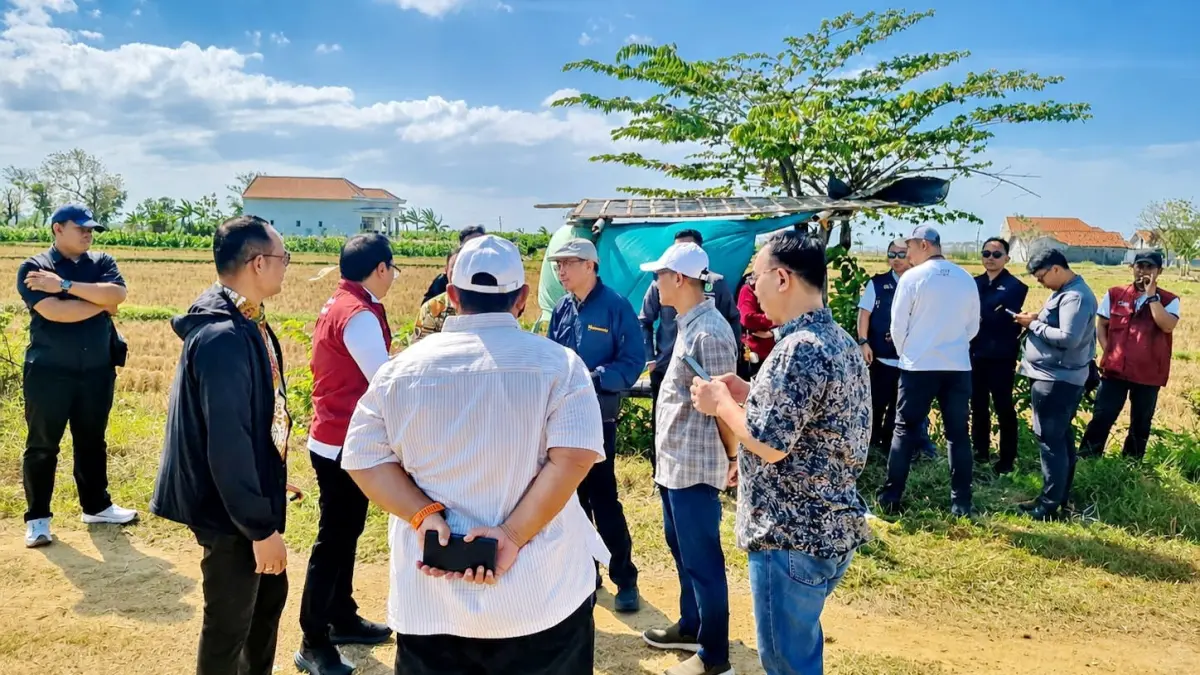 PROGRES: Pemerintah pusat saat melakukan survei lahan Sekolah Rakyat di Desa Gunggung, Kecamatan Batuan, Sumenep, Sabtu (8/8). (DINSOS P3A UNTUK JPRM)
