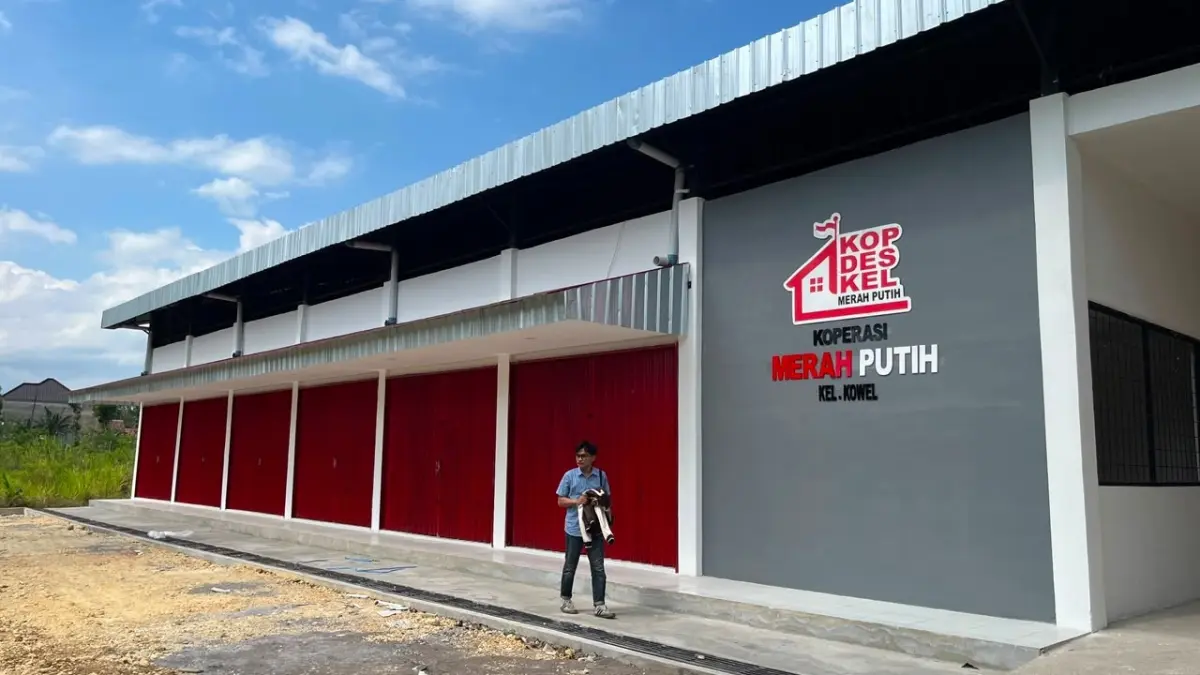 SIAP BEROPERASI: Seorang warga sedang berada di lingkungan gerai KMP Kelurahan Kowel, Kecamatan Kota, Pamekasan, Senin (10/8).