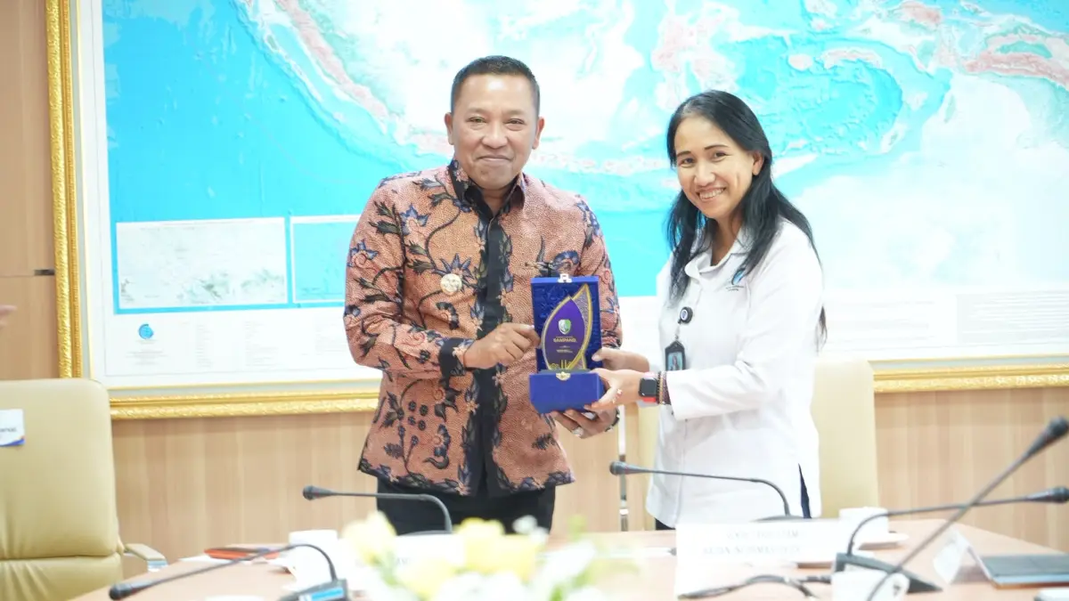 SIMBOLIS: Bupati Sampang Slamet Junaidi menyerahkan cenderamata kepada perwakilan BIG usai penandatanganan nota kesepahaman, di Bogor, Senin (10/8)