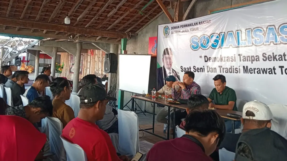 SUKSES: Peserta saat mengikuti sosialisasi demokrasi tanpa sekat di RB Café, Jalan Bahagia, Sampang, Minggu (9/8).