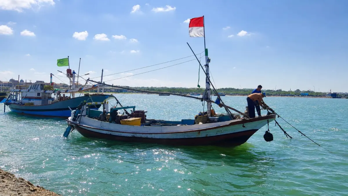 TERIK: Perahu nelayan berada di sekitar Pelabuhan Branta, Pamekasan, Sabtu (8/8).