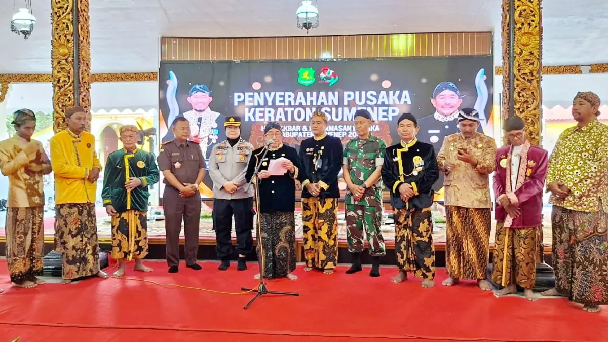 BERSINERGI: Kepala Dinas Kebudayaan, Pemuda, Olahraga, dan Pariwisata Sumenep, Faruk Hanafi (enam dari kanan), bersama Wakil Bupati KH. Imam dan jajaran lainnya saat penyerahan pusaka Keraton pada momentum Haul Akbar dan Jamasan Pusaka di Pendopo Keraton Sumenep, Kamis (25/6).