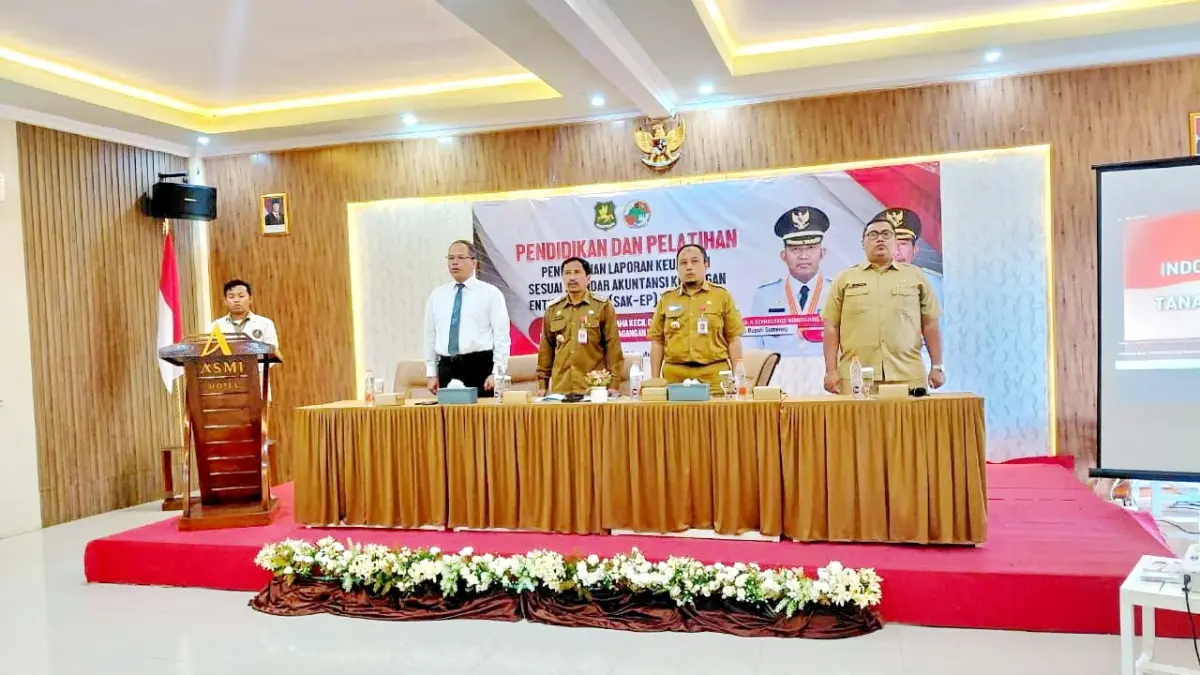 CINTA TANAH AIR: Kepala DKUPP Sumenep, Moh. Ramli (tengah), bersama narasumber Abd. Ghoni dari LDP Jaya Edukasi, dan Staf Ahli Bupati Bidang Ekonomi, Pembangunan, dan Keuangan, Joko Satrio, menyanyikan lagu "Indonesia Raya" dalam pembukaan diklat Penyusunan Laporan Keuangan Koperasi sesuai SAK-EP di Hotel Asmi, Selasa (11/8).