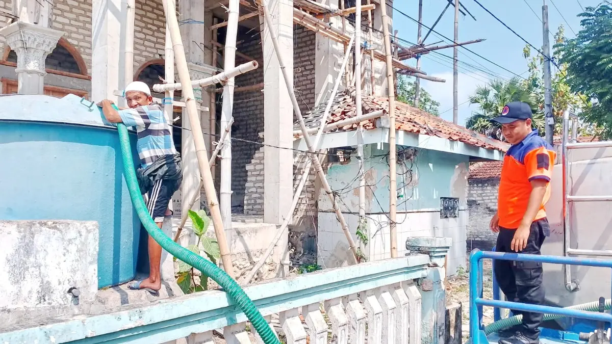 BANTUAN: BPBD Sumenep menyalurkan bantuan air bersih kepada warga di Desa Montorna, Kecamatan Pasongsongan, Sumenep.