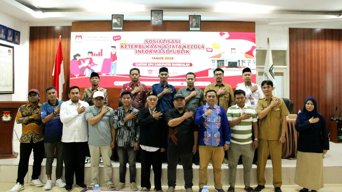BERSINERGI: Ketua dan anggota KPU Bangkalan berfoto bersama seluruh peserta sosialisasi, Selasa (11/8). (KPU BANGKALAN UNTUK JPRM)