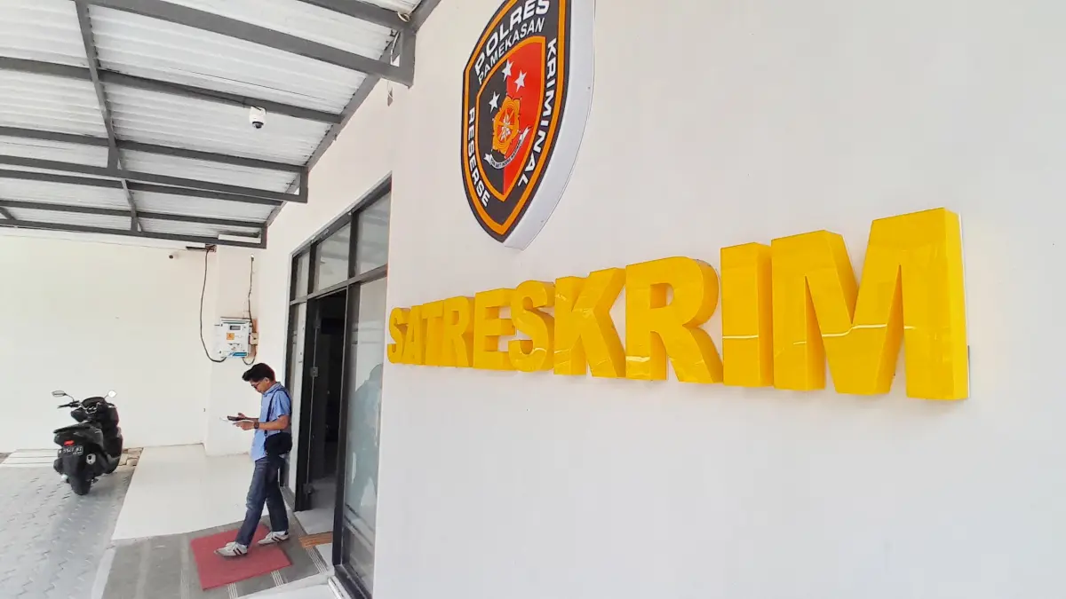 ENGANG: Seorang warga berada di lingkungan Satreskrim Polres Pamekasan, Selasa (11/8).