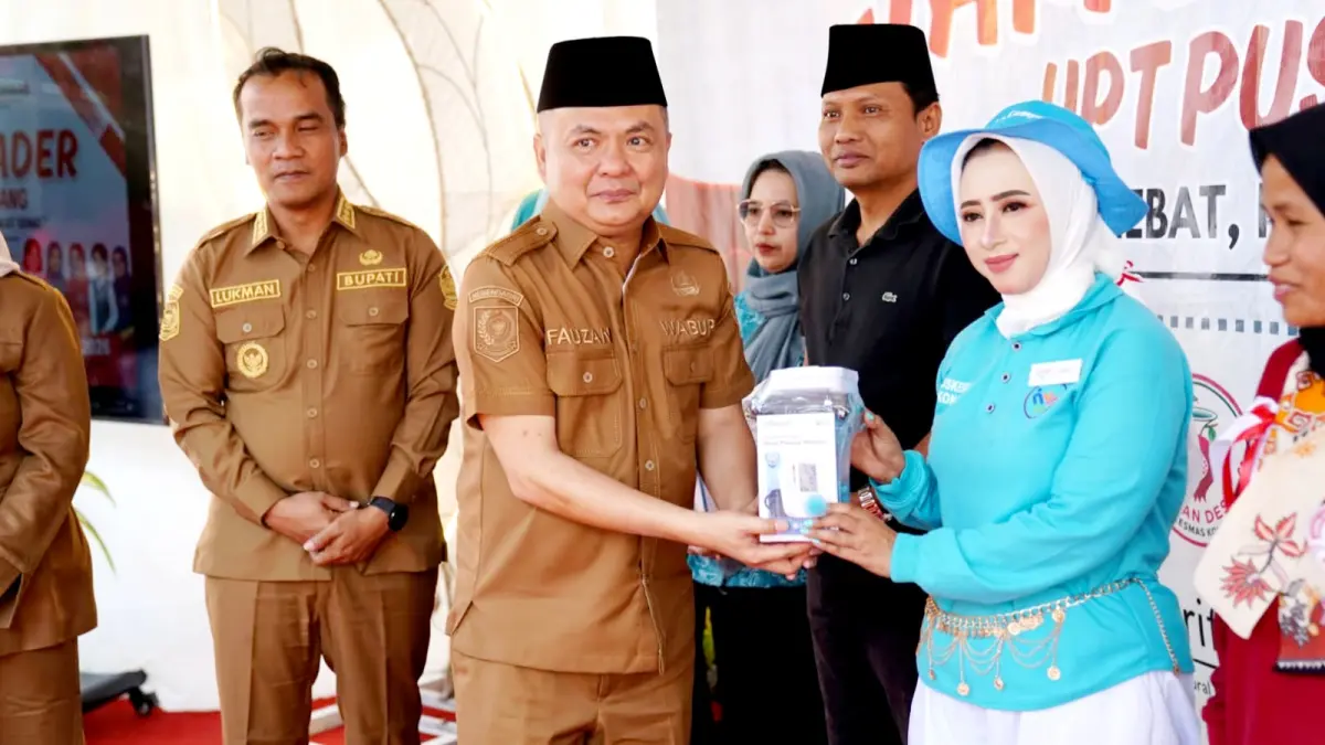 FASILITAS PENUNJANG: Wabup Bangkalan Moch. Fauzan Ja’far menyerahkan alkes kepada nakes di Puskesmas Konang Selasa (11/8). (PROKOPIM UNTUK JPRM)