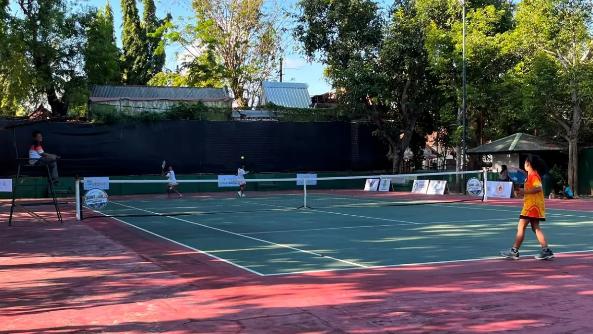 FOKUS: Sejumlah peserta sountour 2026 sedang berlaga di lapangan tenis Sumenep pada Selasa (4/8).