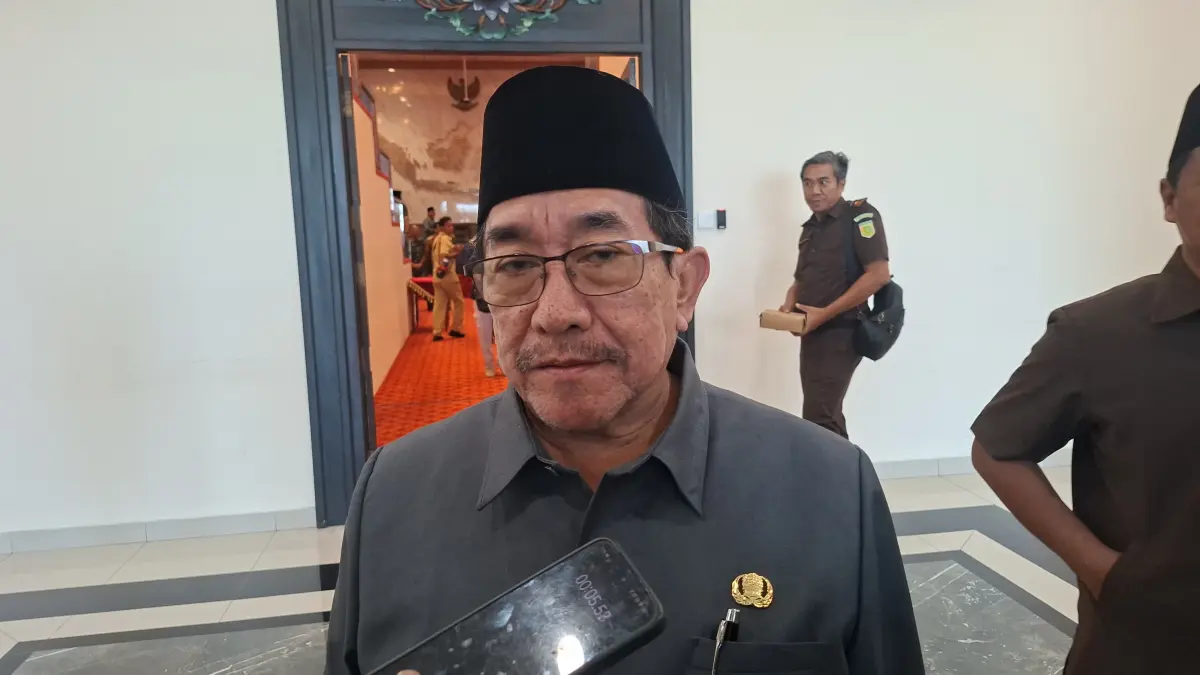 FOKUS: Wakil Bupati Sumenep Imam Hasyim saat diwawancara awak media usai rapat paripurna di Kantor DPRD Sumenep, Senin (10/8).