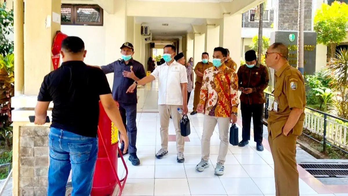 KESEHATAN: Komisi IV DPRD Sampang melihat lokasi lahan yang recananya akan dibangun ruang ranap RSMZ, Senin (10/8). (AYU LATIFAH/JPRM)