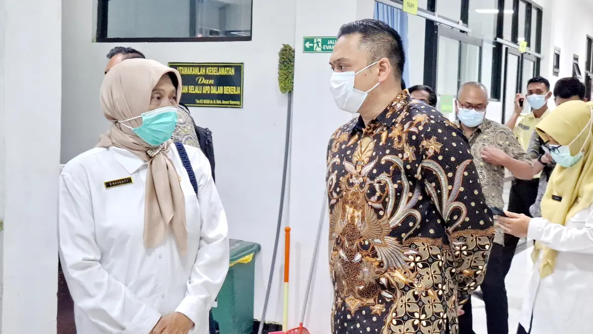 KOMITMEN: Direktur RSUD dr. H. Moh. Anwar Sumenep, Erliyati, saat memantau pelayanan di RSUD Sumenep, Rabu (3/6).