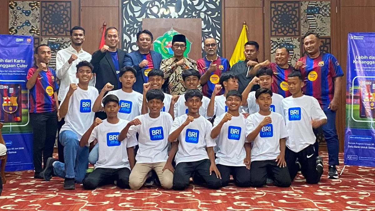 KOMPAK: Bupati Pamekasan KH. Kholilurrahman berfoto bersama manajemen dan pemain Cahaya Muda U-14 di Peringgitan Dalam, Senin (10/8) malam.