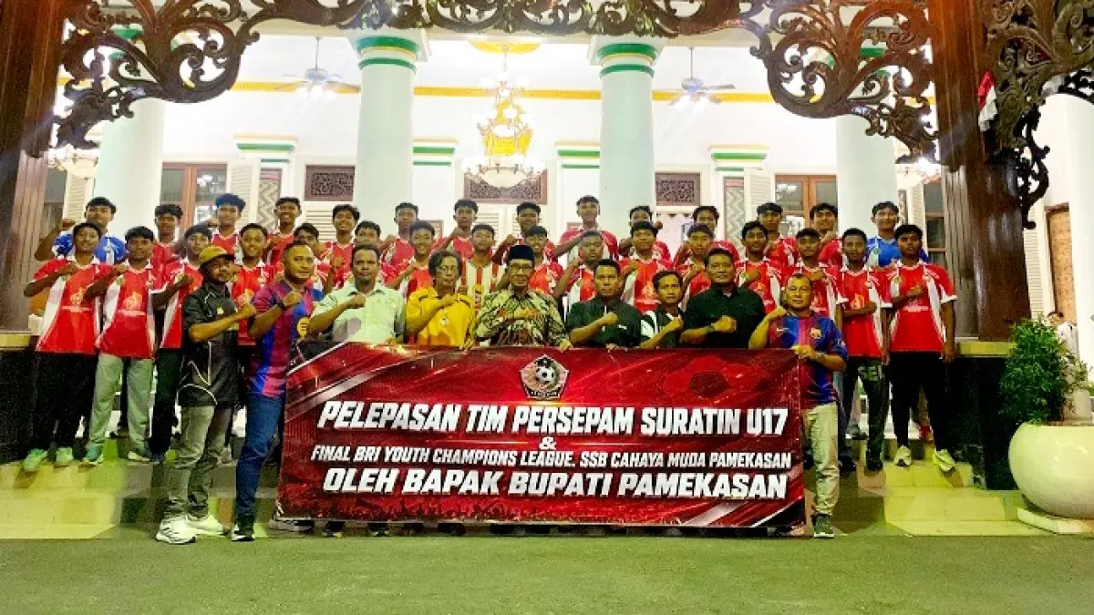 KOMPAK: Bupati Pamekasan KH. Kholilurrahman berfoto dengan pemain dan manajemen Persepam di Peringgitan Dalam, Senin (10/8) malam. (MOH. IQBAL AFGANI/JPRM)